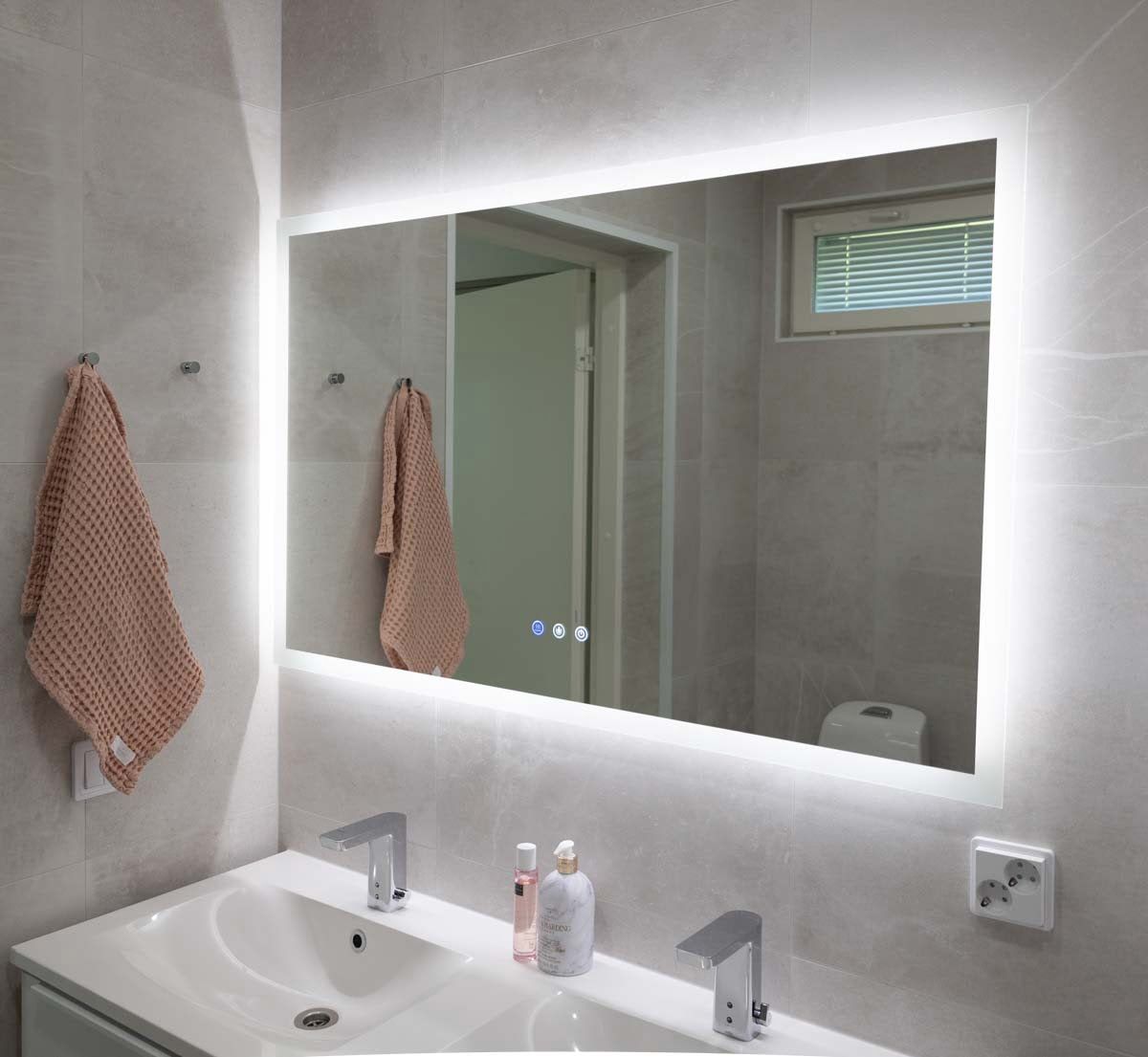 Lo specchio luminoso dimmerabile HALO1200 CCT, con tre temperature di colore e funzione di oscuramento, offre una grande quantità di luce nel bagno. LedStore.fi